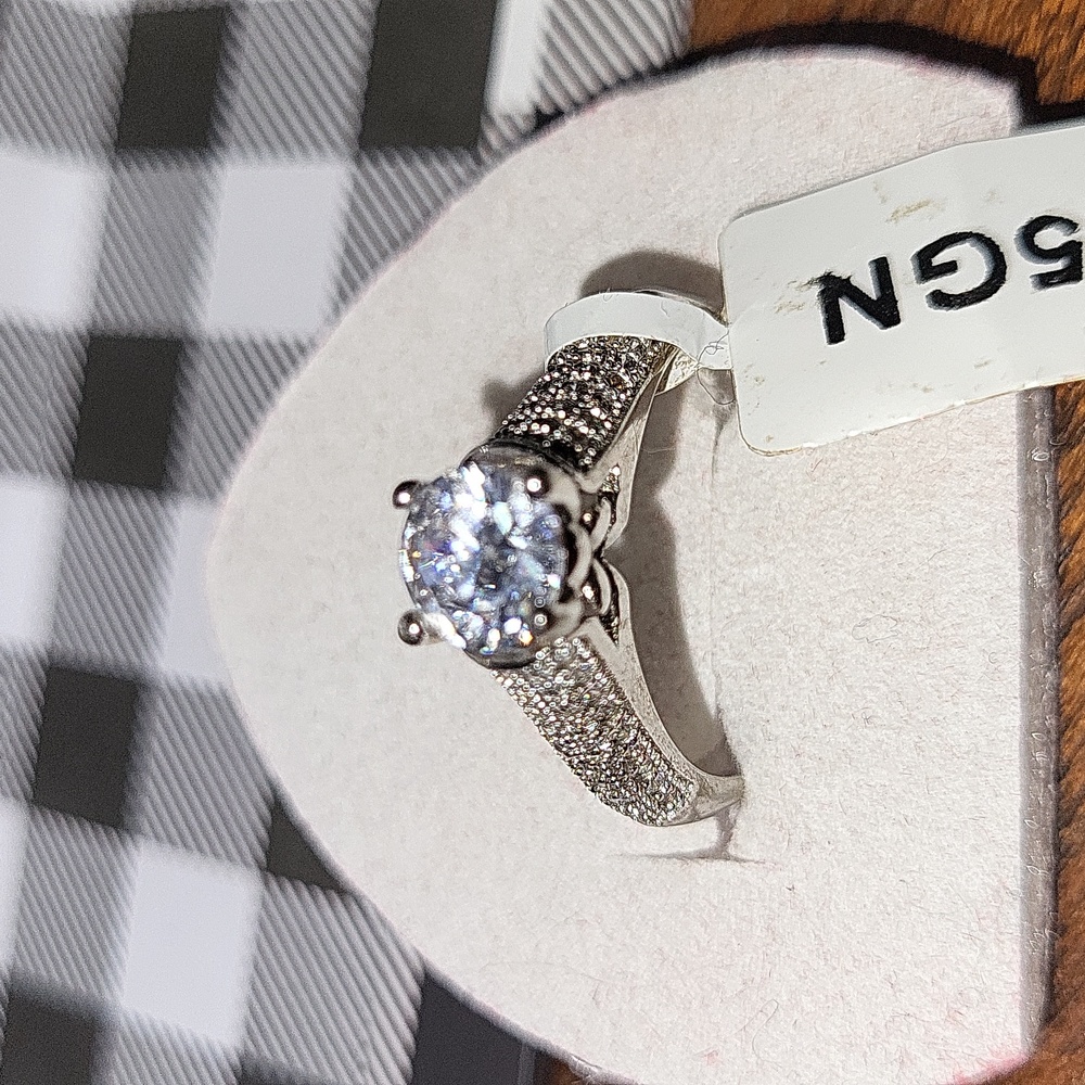 Silver Brand new chadelicate Cubic zirconia round cut center diamond silver Rin…
